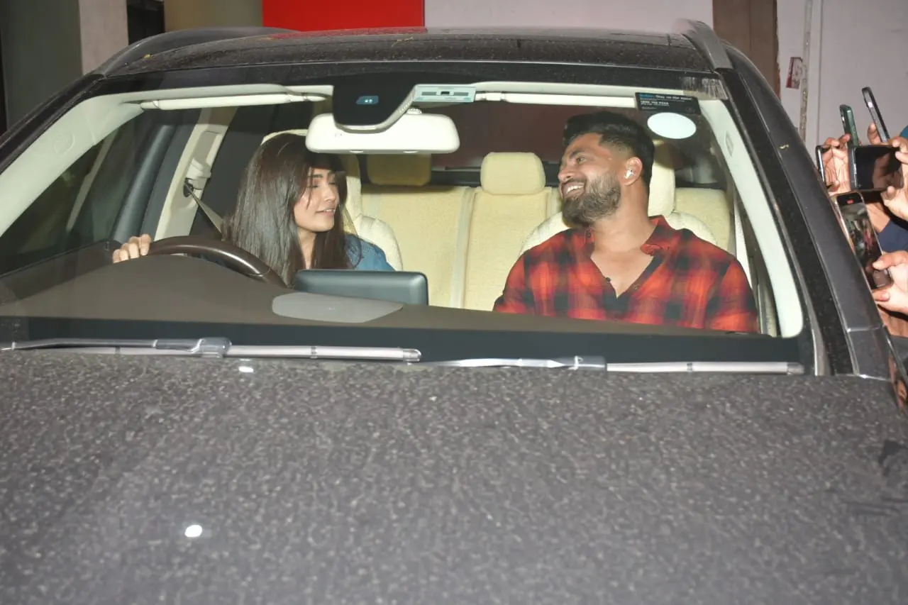  Their genuine camaraderie and carefree banter with the paparazzi created a delightful sight.